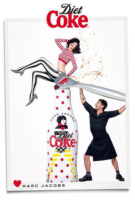 O Marc Jacobs με φούστα στην καμπάνια της Diet Coke