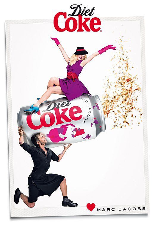 O Marc Jacobs με φούστα στην καμπάνια της Diet Coke