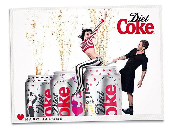 O Marc Jacobs με φούστα στην καμπάνια της Diet Coke