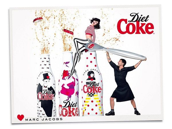 O Marc Jacobs με φούστα στην καμπάνια της Diet Coke