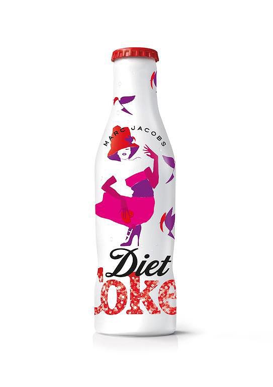 O Marc Jacobs με φούστα στην καμπάνια της Diet Coke