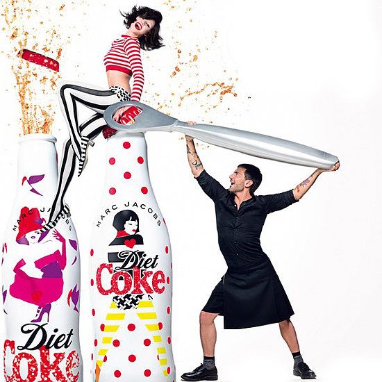 O Marc Jacobs με φούστα στην καμπάνια της Diet Coke