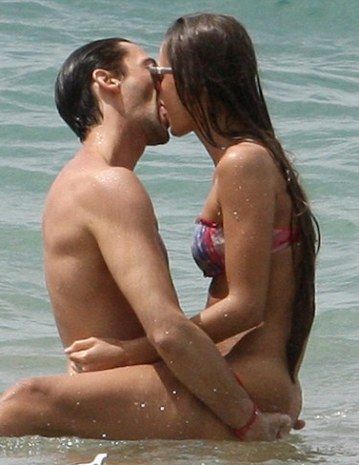 Aκατάλληλο για ανηλίκους: Ποιο διάσημο hot ζευγάρι το... παράκανε μέσα στη θάλασσα;