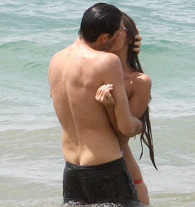 Aκατάλληλο για ανηλίκους: Ποιο διάσημο hot ζευγάρι το... παράκανε μέσα στη θάλασσα;
