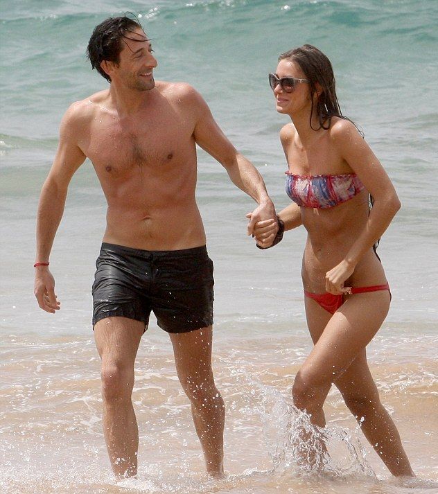 Aκατάλληλο για ανηλίκους: Ποιο διάσημο hot ζευγάρι το... παράκανε μέσα στη θάλασσα;