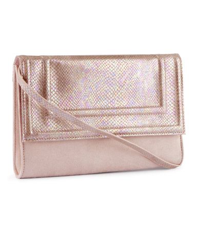 Eντοπίσαμε 8 clutch bags κάτω των 15 ευρώ, για ξεχωριστά βραδινά outfits!