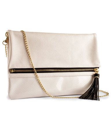 Eντοπίσαμε 8 clutch bags κάτω των 15 ευρώ, για ξεχωριστά βραδινά outfits!