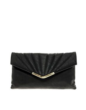 Eντοπίσαμε 8 clutch bags κάτω των 15 ευρώ, για ξεχωριστά βραδινά outfits!