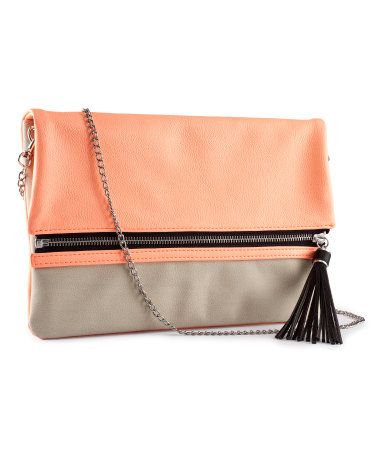 Eντοπίσαμε 8 clutch bags κάτω των 15 ευρώ, για ξεχωριστά βραδινά outfits!