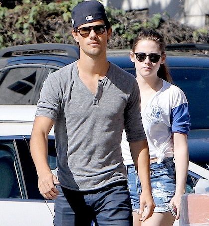 Ποιος είναι ο κύριος που παρηγορεί την Kristen Stewart όσο λείπει ο Robert Pattinson