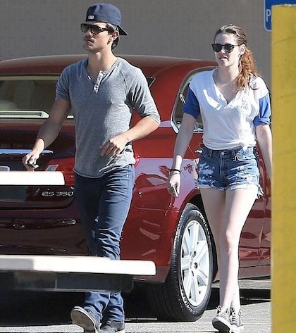 Ποιος είναι ο κύριος που παρηγορεί την Kristen Stewart όσο λείπει ο Robert Pattinson