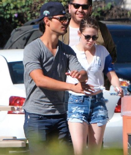 Ποιος είναι ο κύριος που παρηγορεί την Kristen Stewart όσο λείπει ο Robert Pattinson