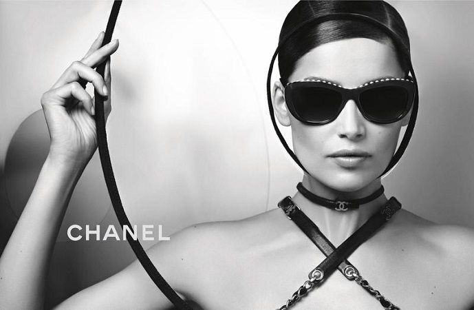 Η Laetitia Casta πρωταγωνιστεί στην καμπάνια γυαλιών του οίκου Chanel