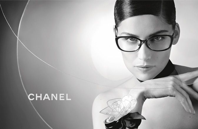 Η Laetitia Casta πρωταγωνιστεί στην καμπάνια γυαλιών του οίκου Chanel