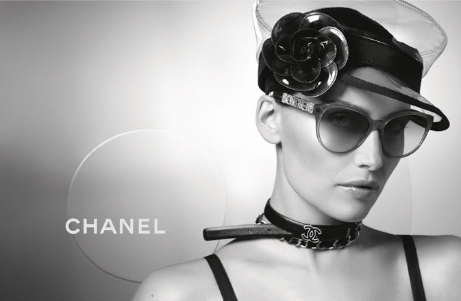 Η Laetitia Casta πρωταγωνιστεί στην καμπάνια γυαλιών του οίκου Chanel