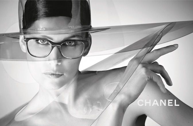 Η Laetitia Casta πρωταγωνιστεί στην καμπάνια γυαλιών του οίκου Chanel