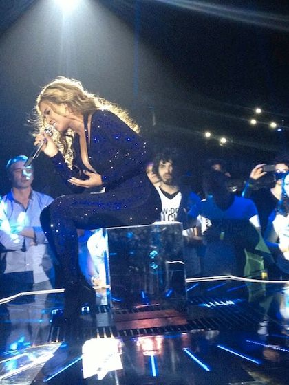 Ποιου Έλληνα σχεδιαστή το ρούχο φοράει η Beyonce στο Mrs Carter Show (φωτός)