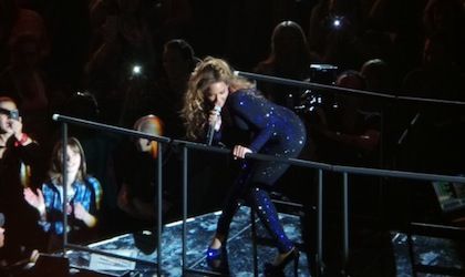 Ποιου Έλληνα σχεδιαστή το ρούχο φοράει η Beyonce στο Mrs Carter Show (φωτός)