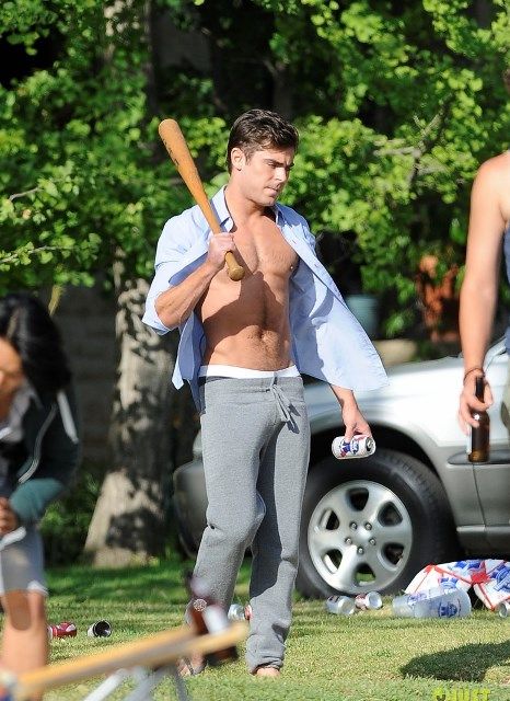 Τι ζητάει ο Zac Εfron στην αγκαλιά αντρών;