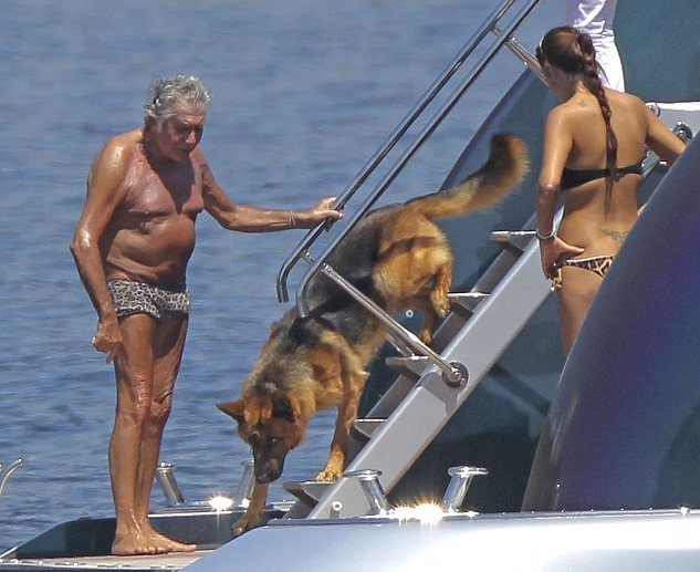 Ποιος τσαχπίνης ηλικιωμένος σταρ απολαμβάνει τον ήλιο φορώντας το μικροσκοπικό λεοπάρ μαγιό του;