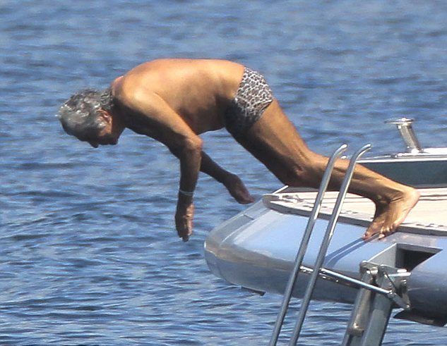 Ποιος τσαχπίνης ηλικιωμένος σταρ απολαμβάνει τον ήλιο φορώντας το μικροσκοπικό λεοπάρ μαγιό του;
