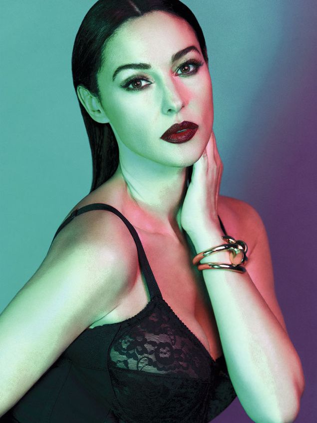 Μonica Belluci: Αφοπλιστικά όμορφη μέσα στα D&G outfits της