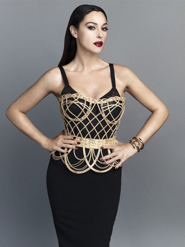 Μonica Belluci: Αφοπλιστικά όμορφη μέσα στα D&G outfits της