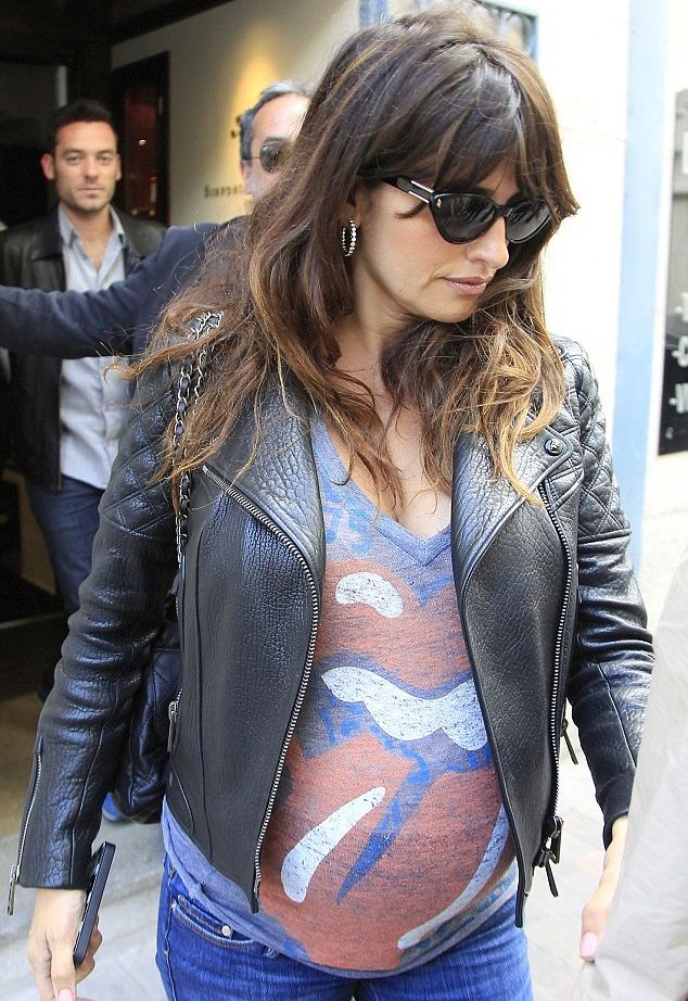 Με την κοιλιά στο στόμα η Penelope Cruz για βόλτα στη Μαδρίτη!