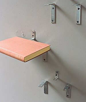 Αξιοποιήστε παλιά βιβλία σαν ράφια για τον τοίχο σας!
