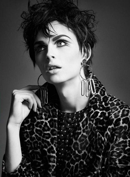 Andrej Pejic: σχεδόν ολόγυμνος στις σελίδες της βραζιλιάνικης Vogue