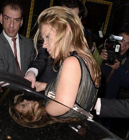 Ποια star λιώμα από το μεθύσι κουτούλησε πάνω σε... πόρτα;