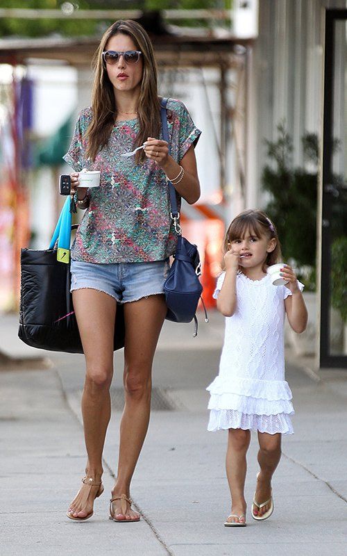 Alessandra Ambrosio: καλοκαιρινή διάθεση με jeans shorts