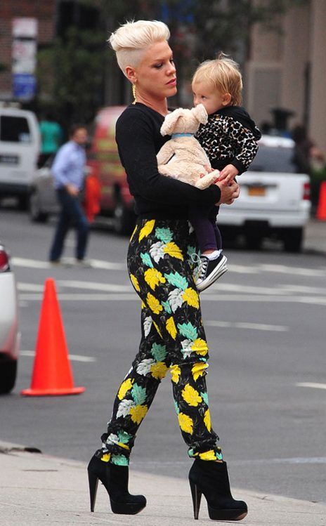 Celebrities love printed pants: Πώς ένα παντελόνι μπορεί να κάνει τη διαφορά