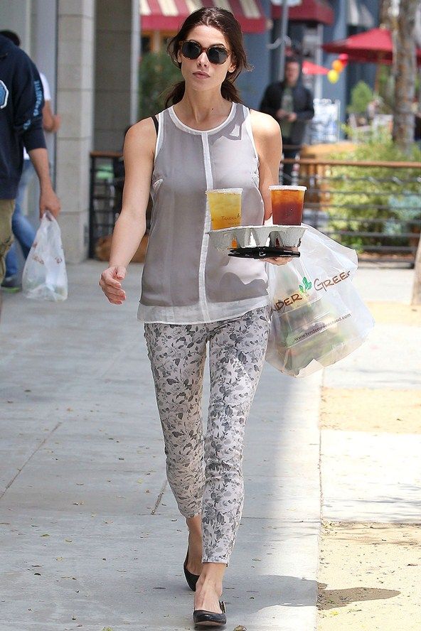 Celebrities love printed pants: Πώς ένα παντελόνι μπορεί να κάνει τη διαφορά