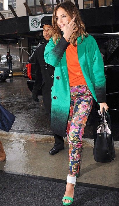 Celebrities love printed pants: Πώς ένα παντελόνι μπορεί να κάνει τη διαφορά