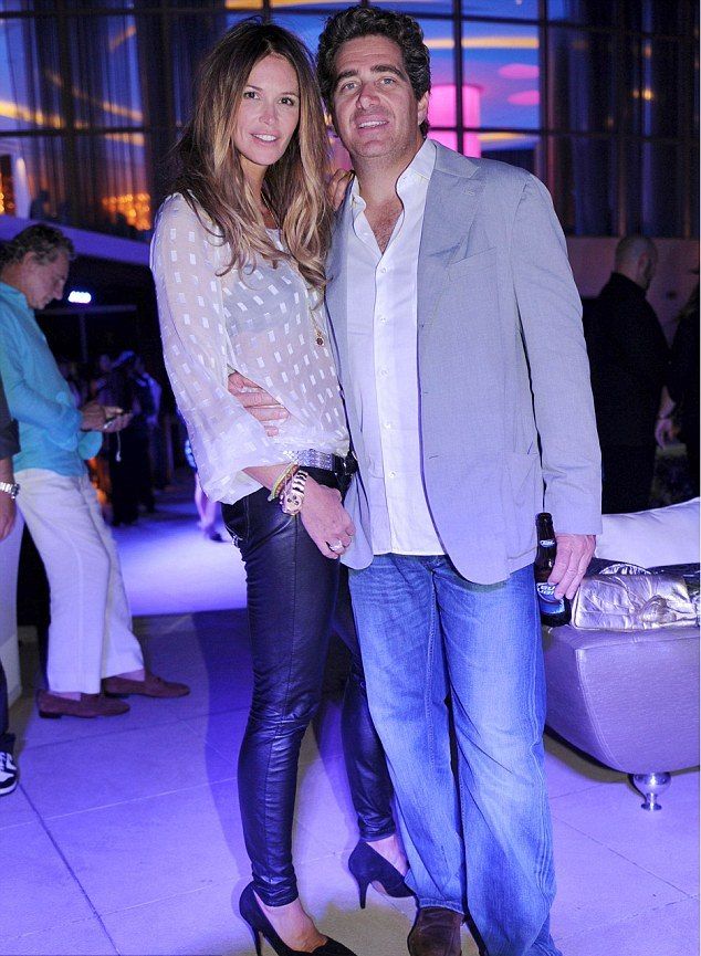 Elle MacPherson: Στα 49 (!) της φωτογραφίζεται ξανά γυμνή, στην ίδια πόζα που είχε «πάρει» 19 χρόνια πριν για το Playboy
