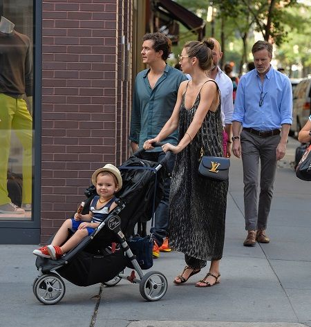 Miranda Kerr: casual look στη βόλτα με την οικογένεια