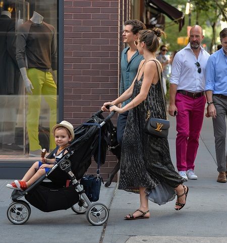 Miranda Kerr: casual look στη βόλτα με την οικογένεια