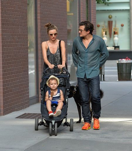 Miranda Kerr: casual look στη βόλτα με την οικογένεια
