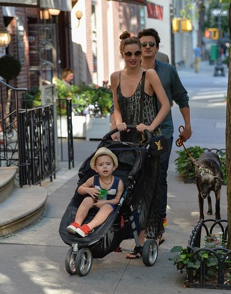 Miranda Kerr: casual look στη βόλτα με την οικογένεια