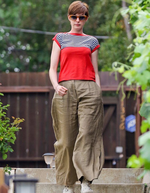 Αnne Hathaway πιστεύεις πραγματικά πως αυτό το παντελόνι σε κολακεύει;