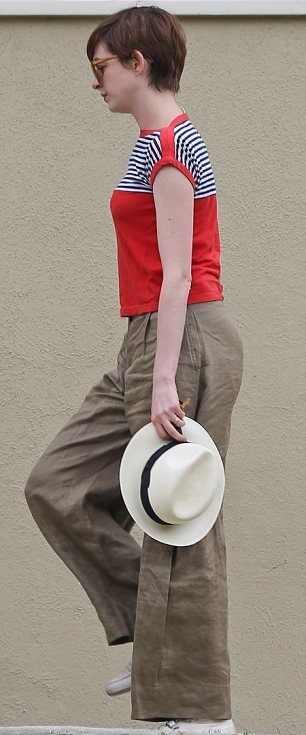 Αnne Hathaway πιστεύεις πραγματικά πως αυτό το παντελόνι σε κολακεύει;