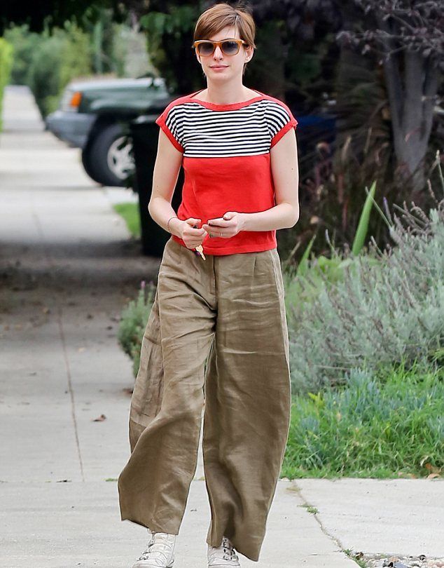 Αnne Hathaway πιστεύεις πραγματικά πως αυτό το παντελόνι σε κολακεύει;