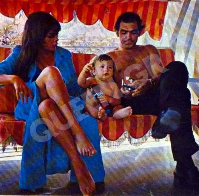 Δείτε σπάνιες οικογενειακές φωτογραφίες με την Τζένη, τον Καζάκο και τον γιο τους