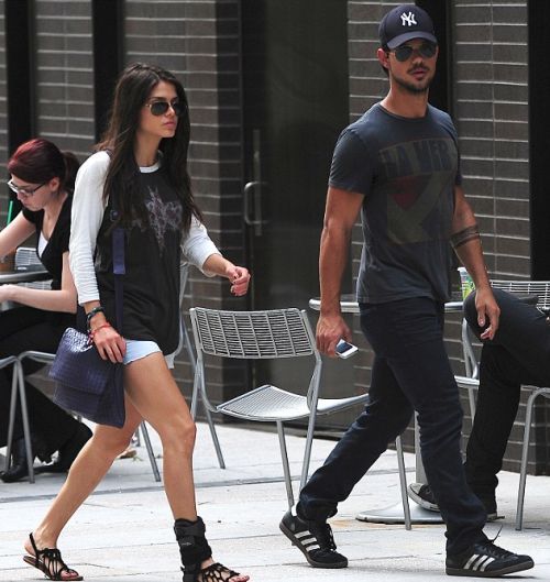 Team Jacob λαμβάνει; O Taylor Lautner μας συστήνει επιτέλους το κορίτσι του