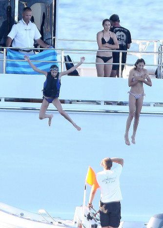Δεν θα πιστέψετε ποιου «παραμορφωμένου» star είναι σύζυγος η sexy κυρία της φωτογραφίας!