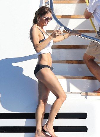 Δεν θα πιστέψετε ποιου «παραμορφωμένου» star είναι σύζυγος η sexy κυρία της φωτογραφίας!
