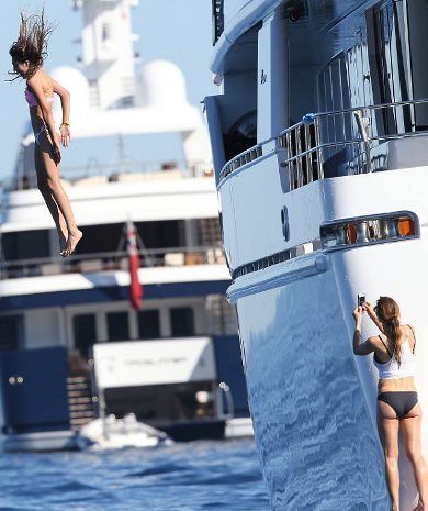 Δεν θα πιστέψετε ποιου «παραμορφωμένου» star είναι σύζυγος η sexy κυρία της φωτογραφίας!