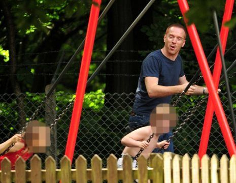 Ξανά παιδί: Ποιος διάσημος μπαμπάς αγνοεί το σταριλίκι και παίζει ξέγνοιαστα με τα παιδιά του;