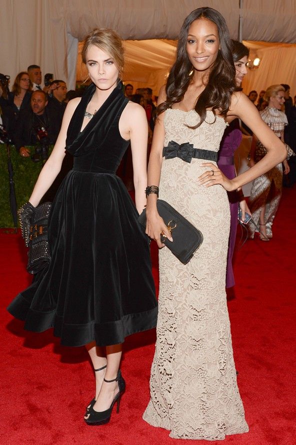 H Cara Delevigne έγινε 21! Κλεφτές ματιές στα καλύτερα outfits της